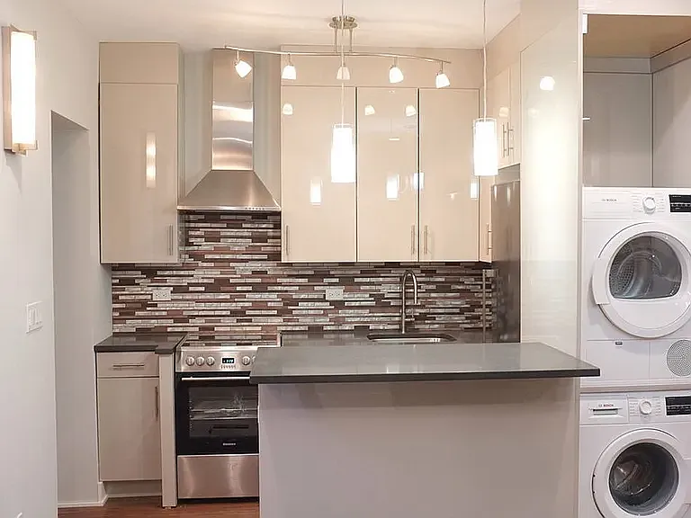 458 W 51st St #5 — Photo 7