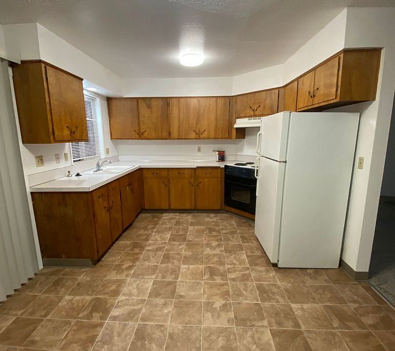 1st image of 1420 SE Oak St APT A