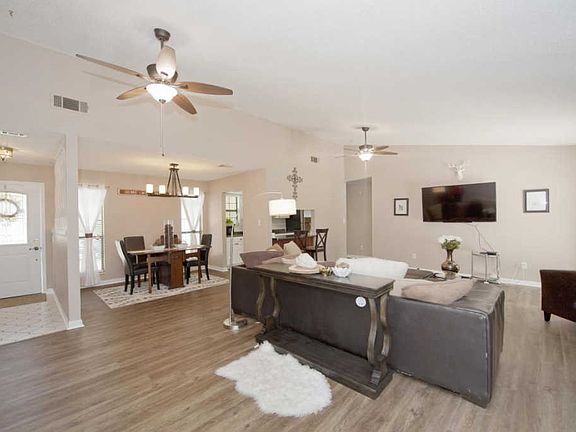 3rd image of 613 Sunset Blvd W