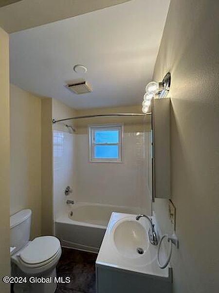 5th image of 31-31 1/2 School Street