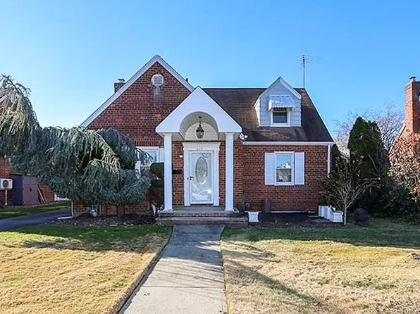 665 FOCH Boulevard, Williston Park, NY 11596