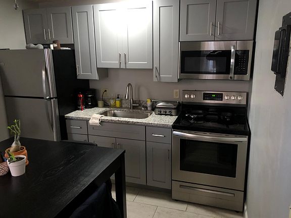 2nd image of 1704 Pleasant St #1R