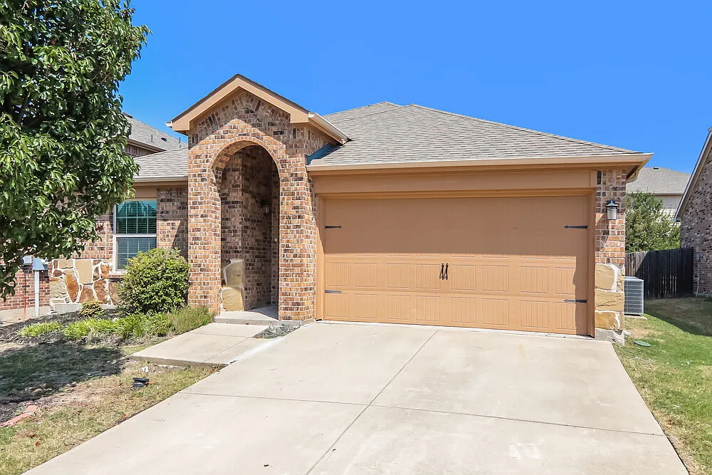 4 bed, 2.0 bath, 1587 sqft, $1,990 — Photo 3