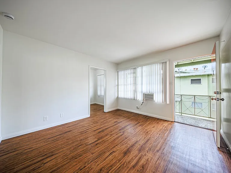 650 W Wilson Ave — Photo 22