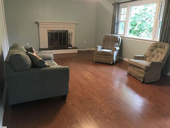 5th image of 303 Cambridge Dr
