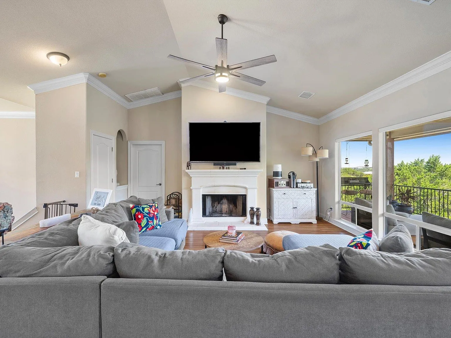 3 bed, 2.5 bath, 2298 sqft, $2,900 — Photo 3