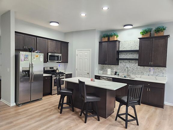 3rd image of 611 E Maple Bch