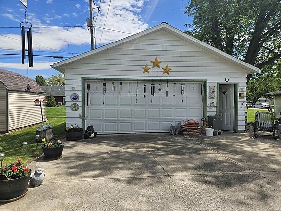 3rd image of 1005 Russell St