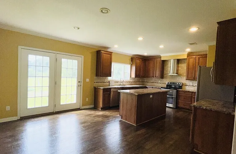 758 Green Rd — Photo 2