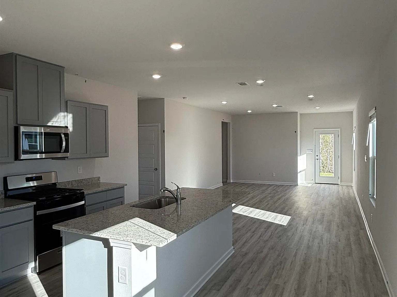 4 bed, 1610 sqft, $2,600 — Photo 4