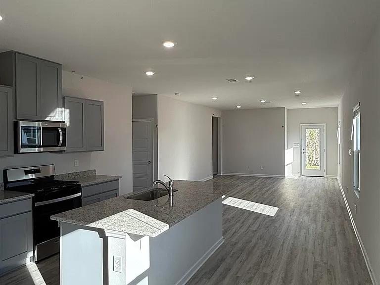 1045 Renova Dr — Photo 4