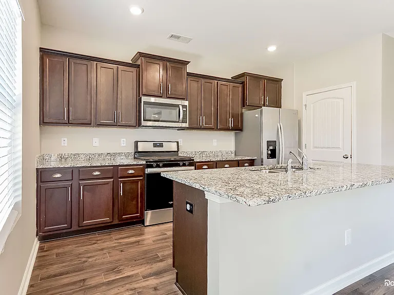 1005 Park View Dr — Photo 5