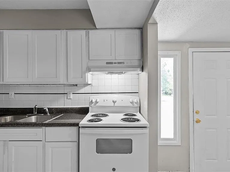 301 Estridge Rd — Photo 8