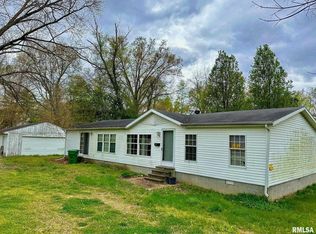 1106 W Webster St, Benton, IL 62812
