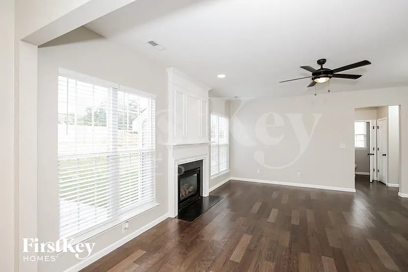 4 bed, 3.0 bath, 2240 sqft, $2,660 — Photo 3