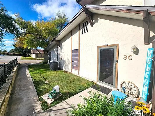 100 Royal Way Dr #3C — Photo 1
