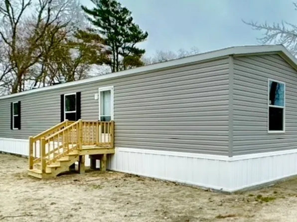 36 Regina St, Wareham, MA 02571