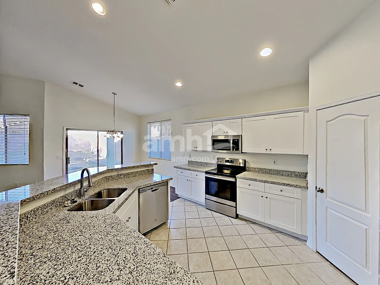 4 bed, 2.0 bath, 2171 sqft, $2,550 — Photo 3
