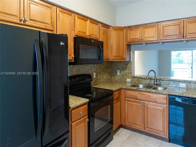 16749 Hemingway Dr — Photo 3