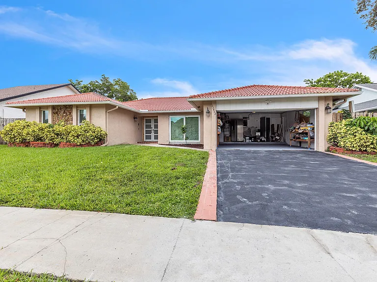 21452 Woodchuck Ln — Photo 36