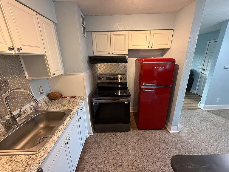 214 Graham St — Photo 6