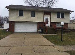 828 Flowers Ave, Streamwood, IL 60107