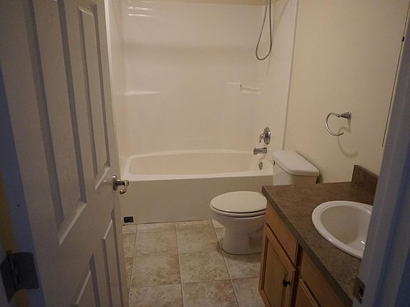 Full bath shared by two bedrooms
