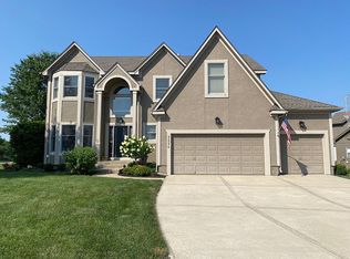 2424 SW Winterview Ct, Lees Summit, MO 64081