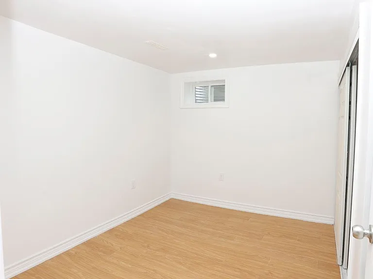 6482 Chaumont Cres #LOWER — Photo 4