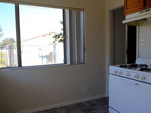 4th image of 11020 Oxnard St