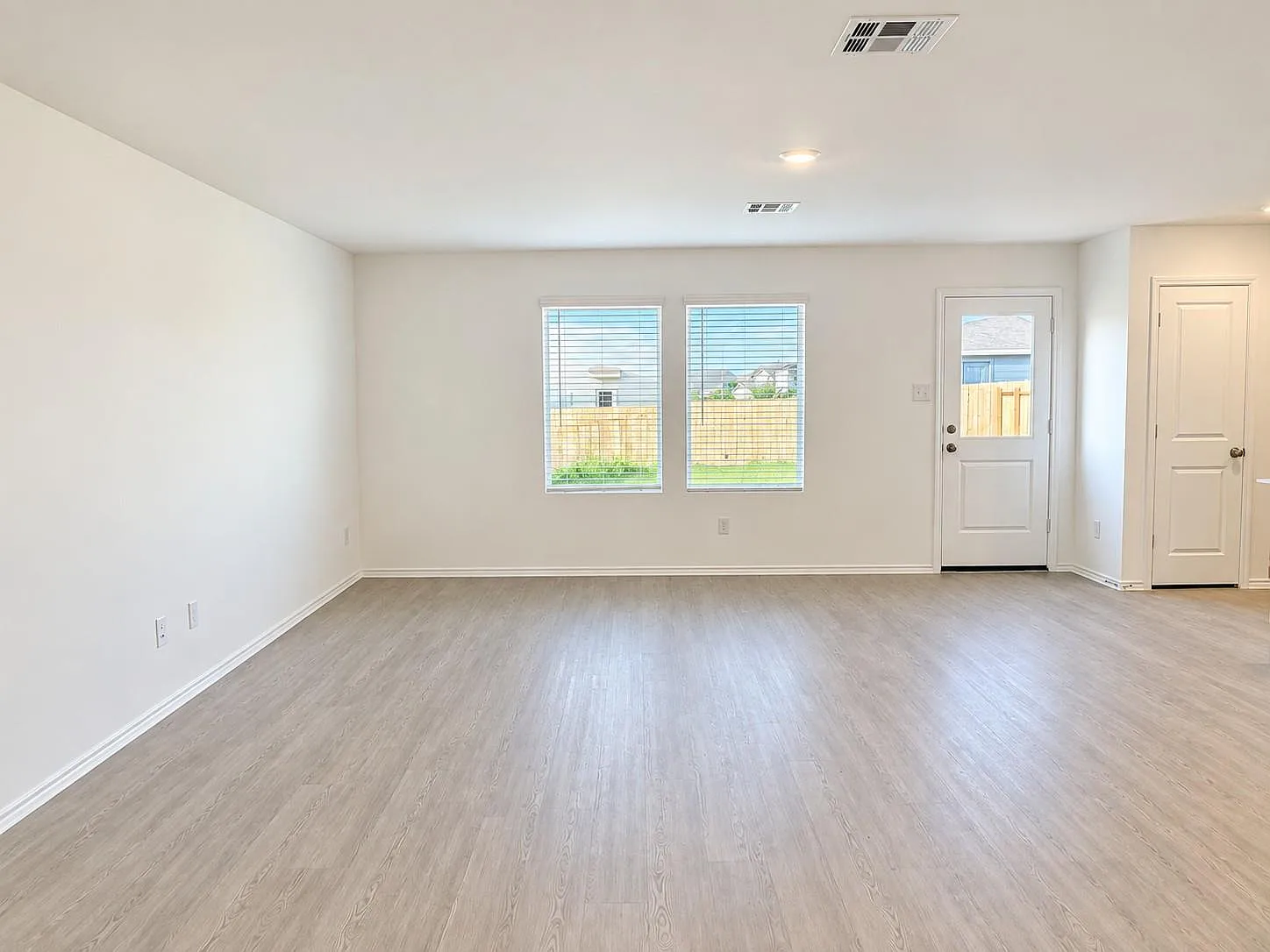 4 bed, 2.5 bath, 1954 sqft, $1,900 — Photo 2