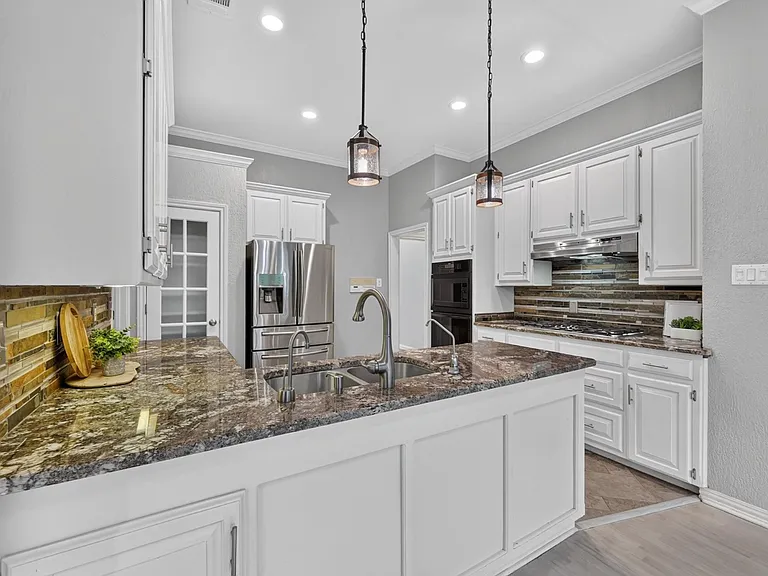 909 San Saba Dr — Photo 3