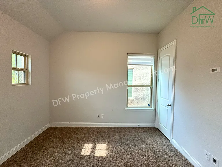302 Julia Ln — Photo 25