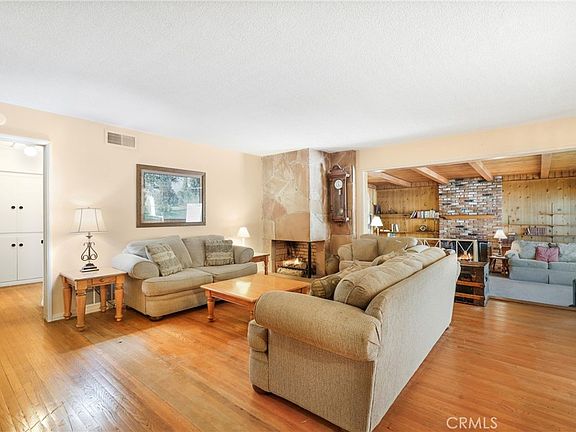 3rd image of 2439 E Paradise Rd
