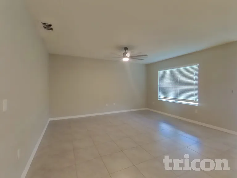 433 Noble Ave — Photo 2