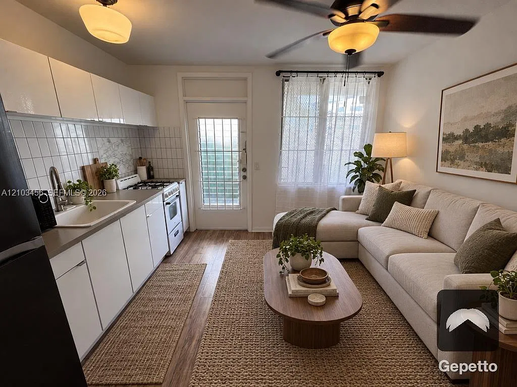 441 Collins Ave — Photo 2