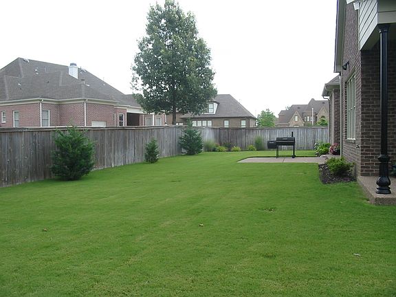 great level fully fenced backyard