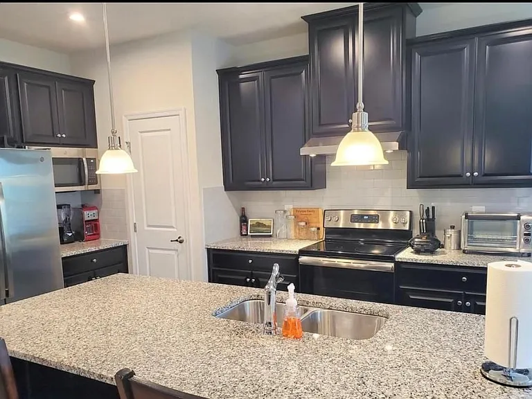 885 Keswick Dr — Photo 2