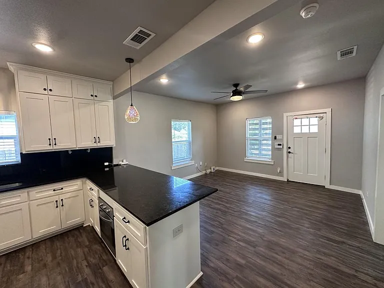 2903 Carpenter Ave — Photo 6
