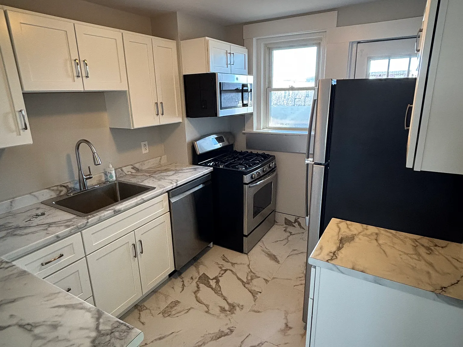 4 bed, 800 sqft, $3,450 — Photo 2