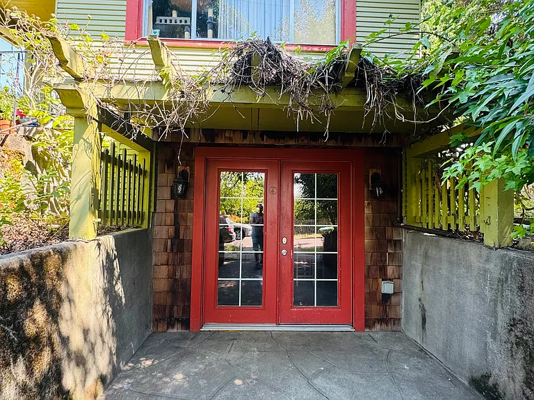 2413 SE Taggart St #BASEMENT — Photo 1