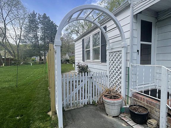 4th image of 209 Beverley Ave