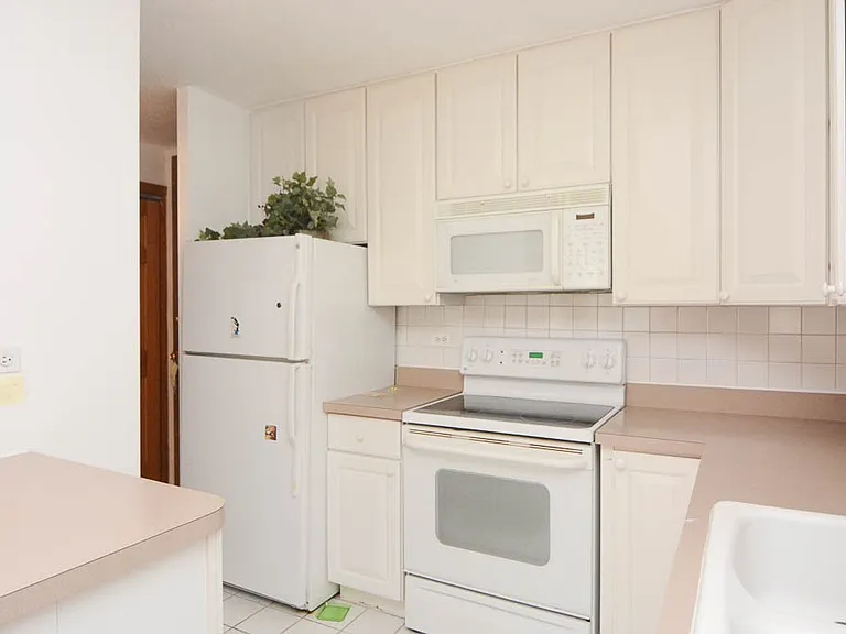 5100 N Marine Dr #J11 — Photo 5