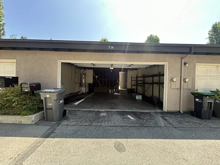 714 Briarwood Ln — Photo 17