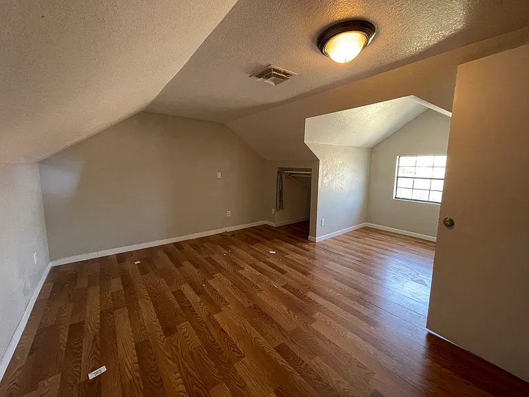545 S Lesueur — Photo 2