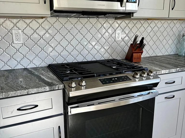 New 4-burner gas stove with center griddle and microwave