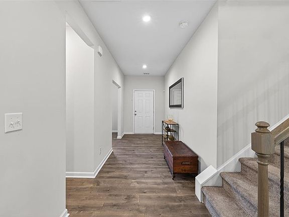5th image of 678 Saffron Blvd