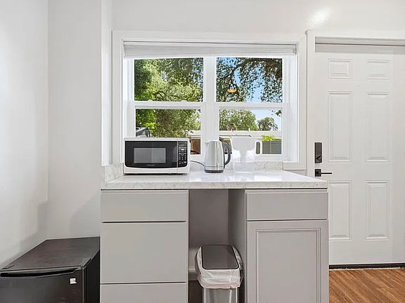 5th image of 1448 Mistletoe Ln #B