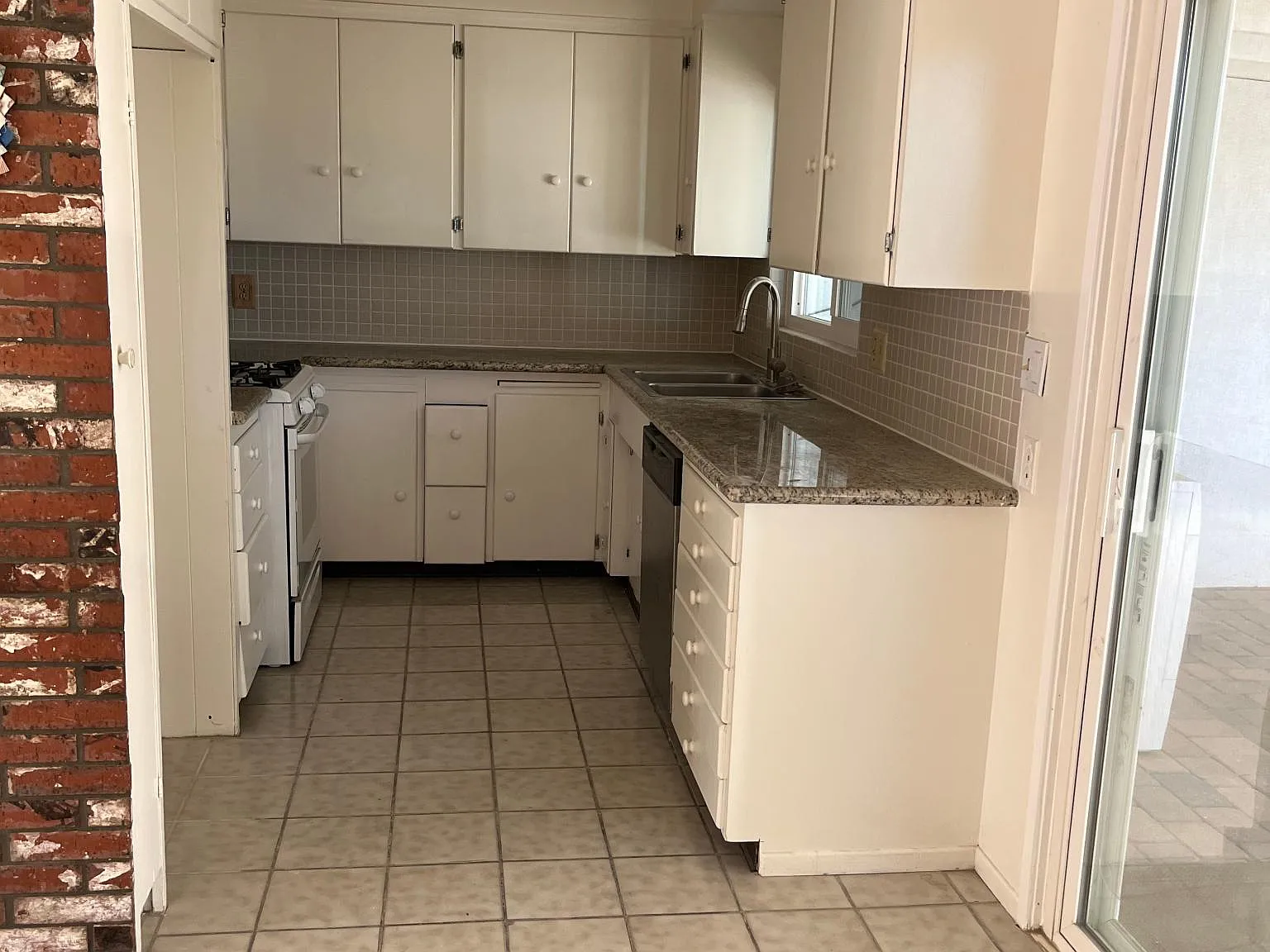 813 23rd St — Photo 3