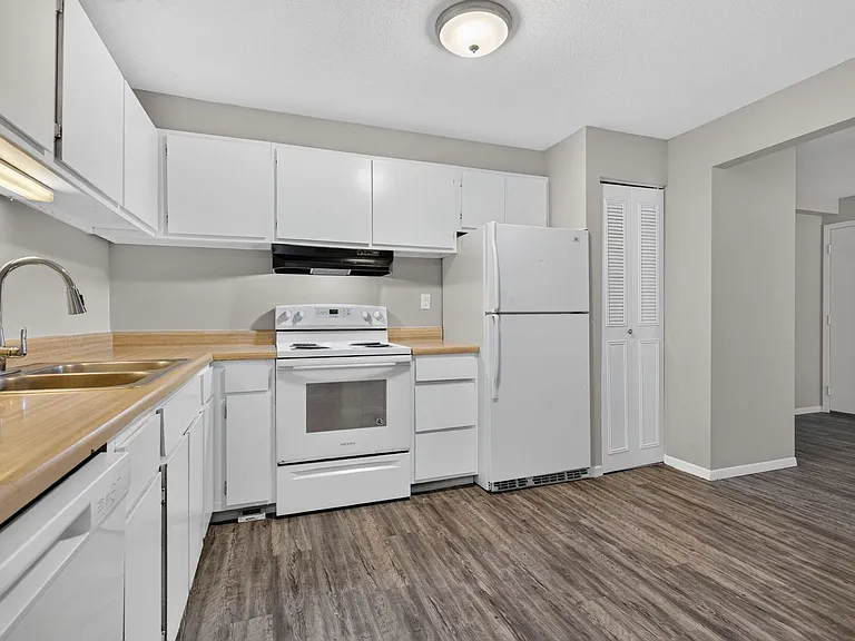 Hollow Hills Apartments — Photo 125